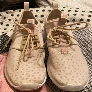 Nike Sneakers size 7-1/2. Nike Roshe